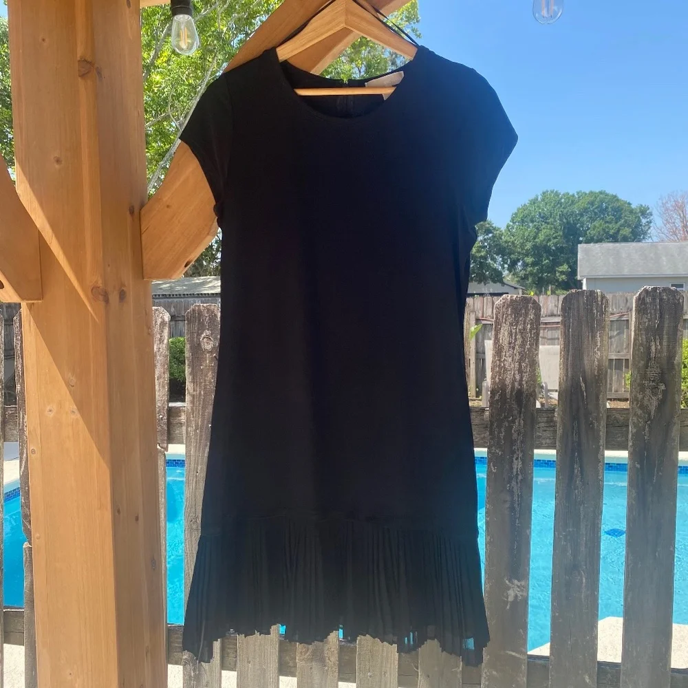 Micheal Kors Black Pleated Hem Shift Dress Size L Cap-Sleeves‎